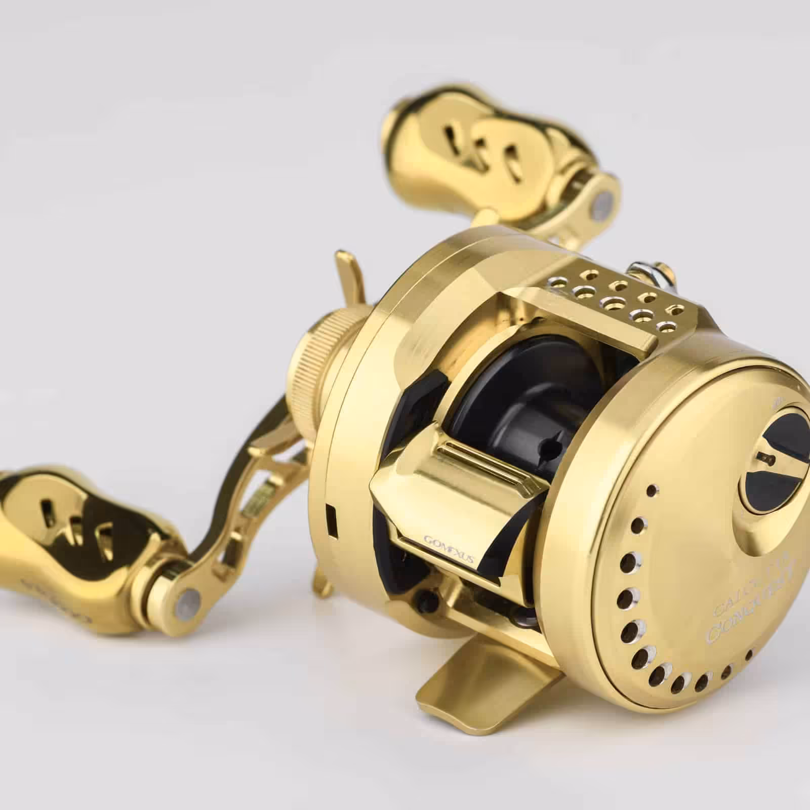 金色のリールの側面